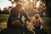Elternteil und Kleinkind im Park – Verbindung und Verständnis im Familienalltag