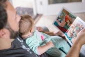 Vater liest seinem Kleinkind vor – gemeinsame Zeit und Verbindung im Familienalltag