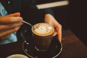 Kaffeetasse als Symbol für eine Pause im Familienalltag und Selbstfürsorge